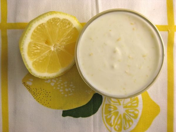 Маска с йогуртом и лимонным соком