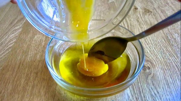 Смесь желтка с репейным и касторовым маслом